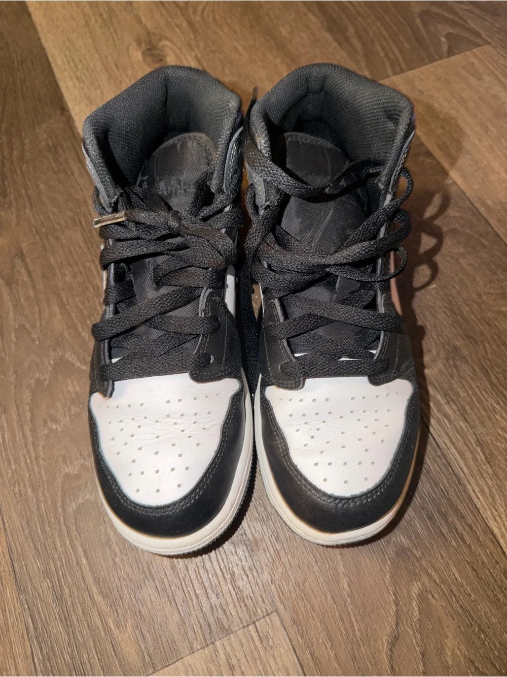 Jordan 1 Big Kids size 6 is equivalent to women’s 7 1/2 Black, White & Gray